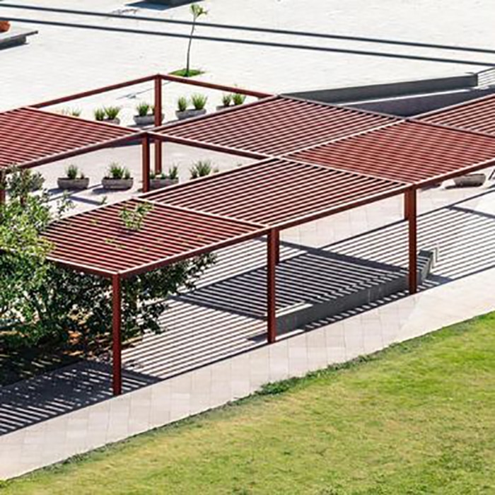 pergola en acier corten avec auvent