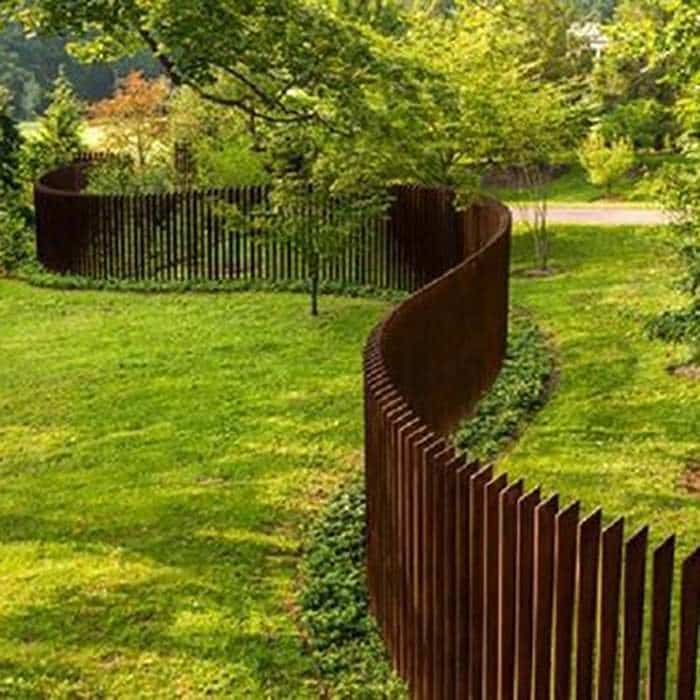 Garden Rusty metal picket fence